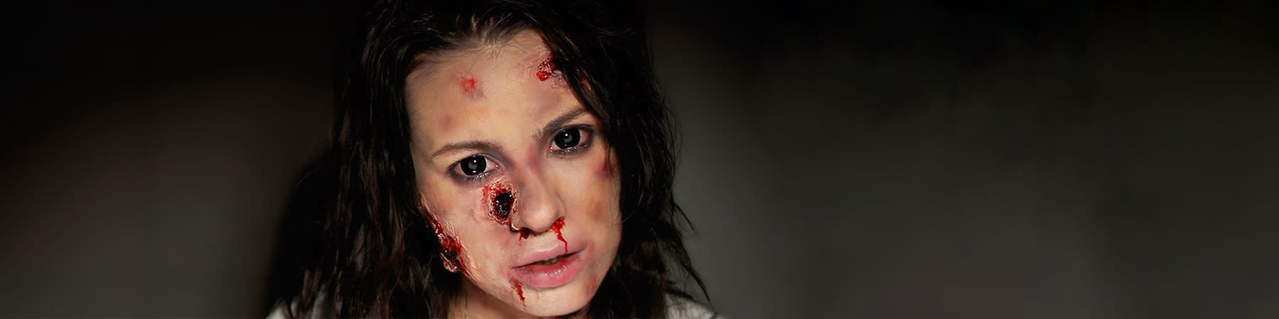 Frau mit Zombie Make-up