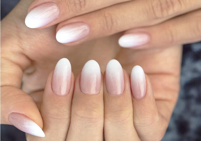 Babyboomer-Nägel im Ombre-Look in Rosa und Weiß auf Händen