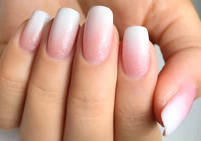 French Ombre Nägel mit rosa und weißem Farbverlauf