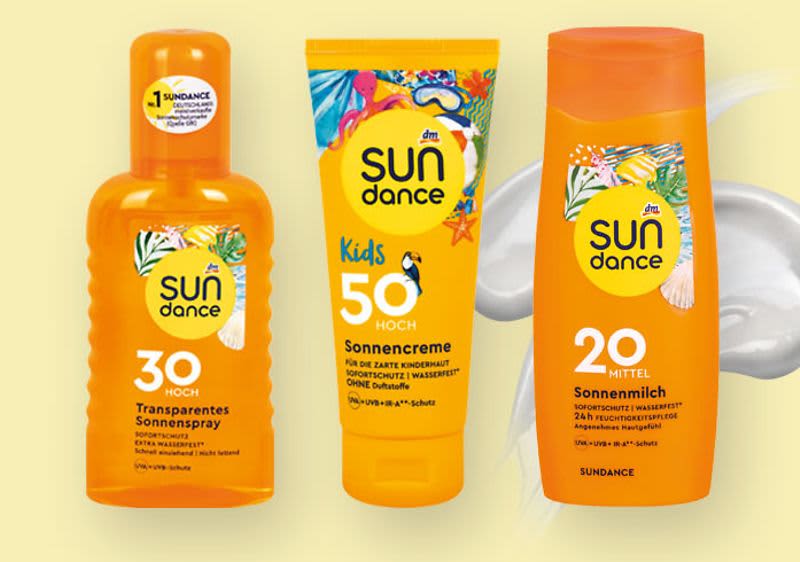 Sundance Produkte vor Palmen