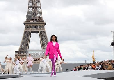 Frau in pinken Outfit auf Fashion Show in Paris