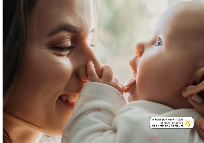 Mutter und Baby lachend