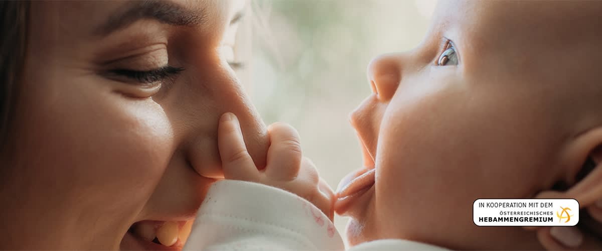 Mutter und Baby lachend