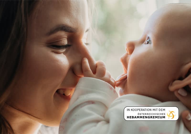 Baby mit roten Flecken im Gesicht