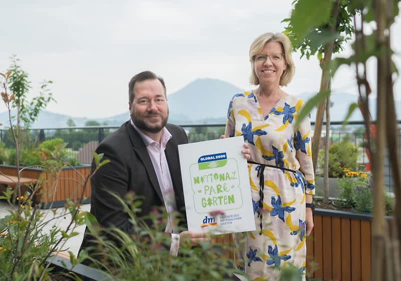 dm Geschäftsführer Harald Bauer und Umweltministerin Gewessler im Nationalpark Garten im dm dialogocum.