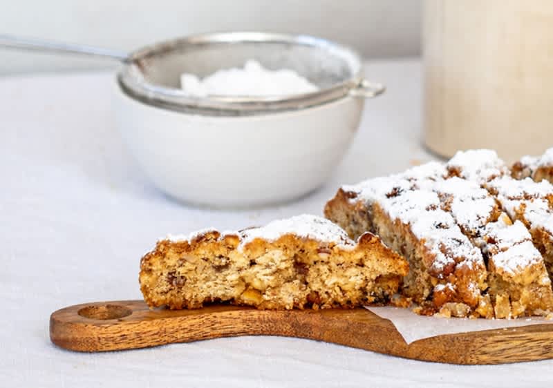 Christstollen auf Brett serviert mit Puderzucker