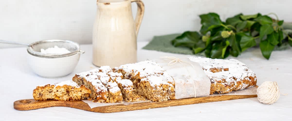 Christstollen auf Brett serviert mit Puderzucker