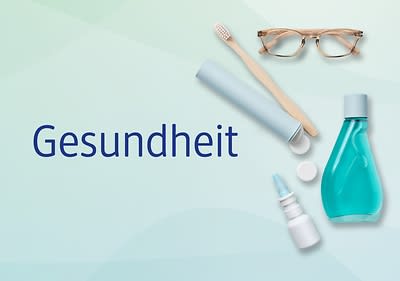 Eine Zahnbürste, Brille, blaue Flasche, Nasenspray und Tabletten auf hellblauem Hintergrund mit dem Text „Gesundheit“