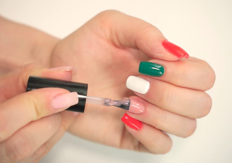 Nude-Nagellack auftragen