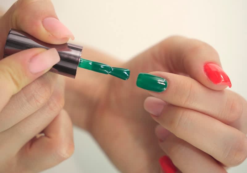 Gruenen Nagellack auftragen