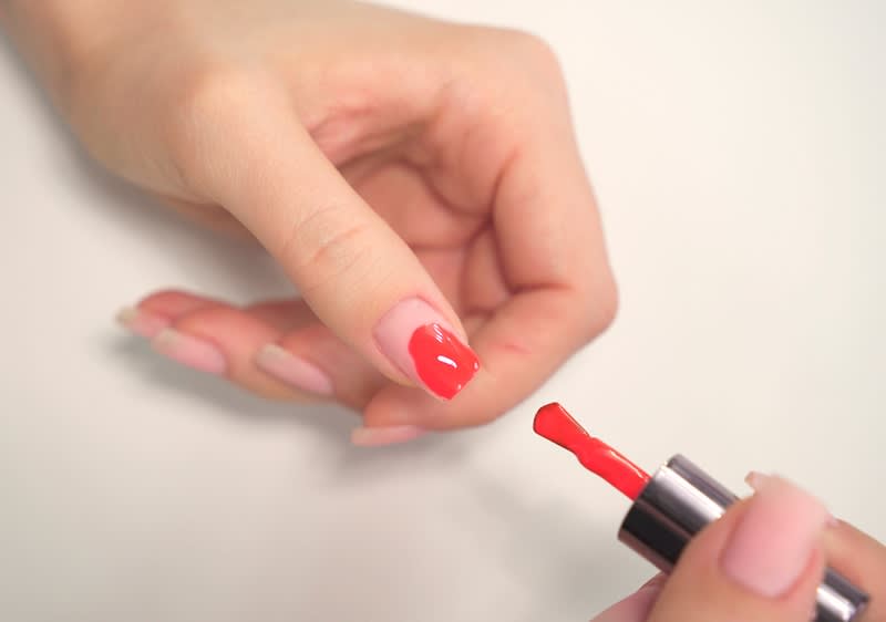 Roten Nagellack auftragen