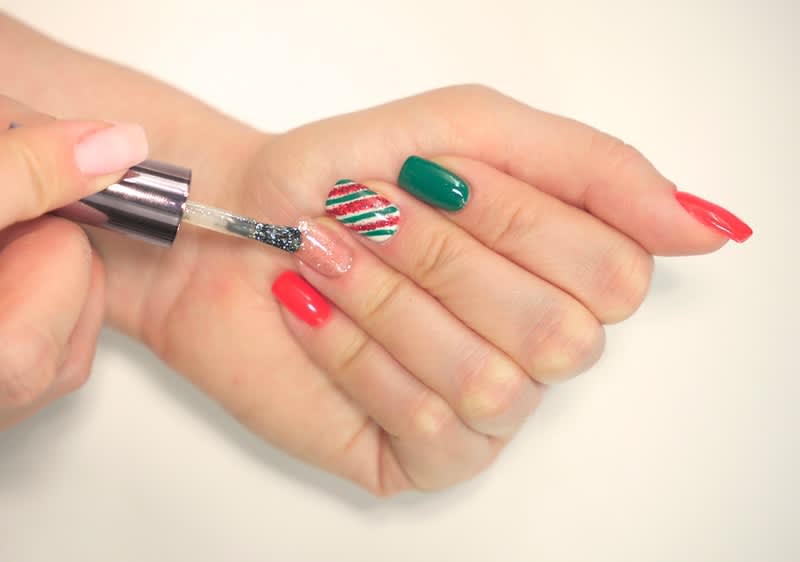 Glitzerlack auf Nude-Nagellack-Nagel auftragen