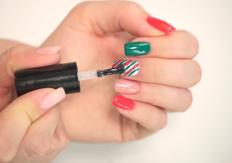 Klarlack auf den lackierten Nagel auftragen