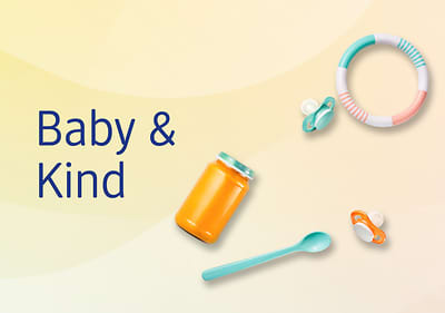 Ein orangefarbenes Babygläschen, ein türkisfarbener Löffel, zwei Schnuller und ein Beißring auf gelbem Hintergrund mit der Aufschrift „Baby & Kind“