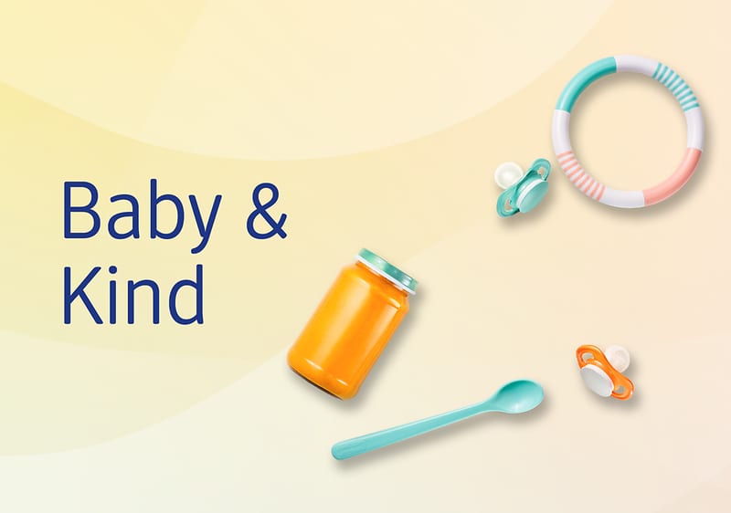 Ein orangefarbenes Babygläschen, ein türkisfarbener Löffel, zwei Schnuller und ein Beißring auf gelbem Hintergrund mit der Aufschrift „Baby & Kind“