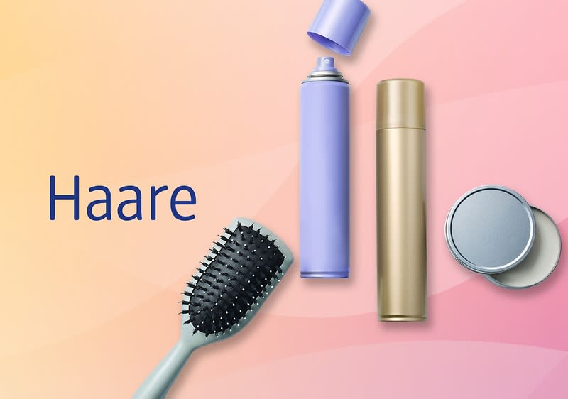 Ein lila und ein goldener Haarspray, eine geöffnete Dose und eine schwarze Haarbürste auf rosa-gelbem Hintergrund mit dem Text „Haare“