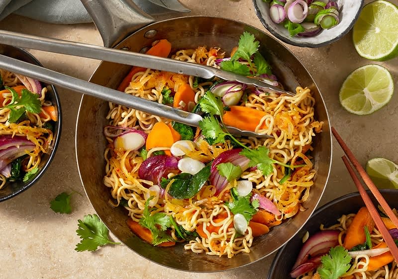 Mie Nudelsalat mit Gemüse und Kimchi