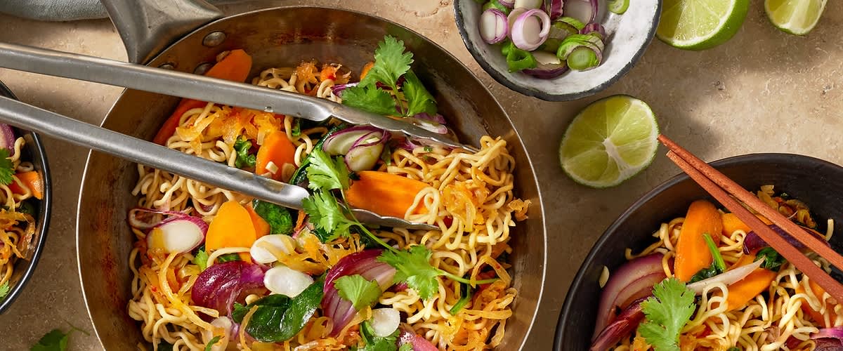 Mie Nudelsalat mit Gemüse und Kimchi
