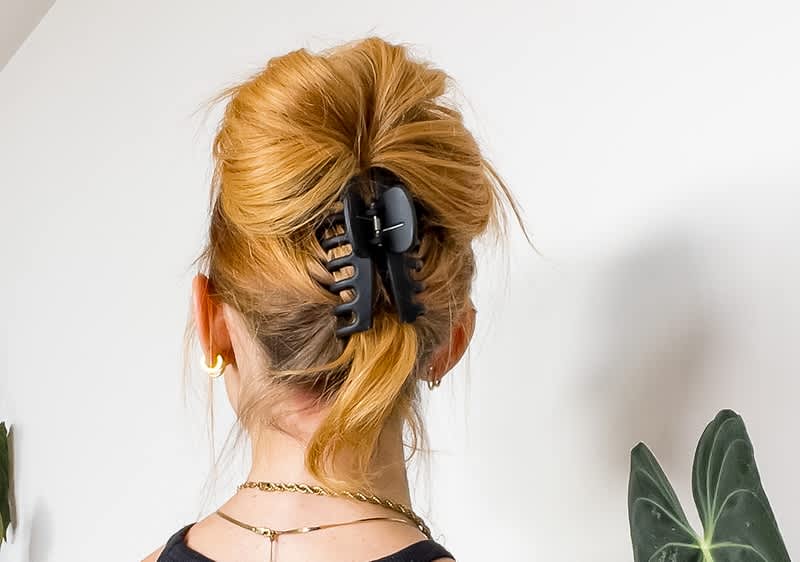 Frau mit Haarklammer Frisur