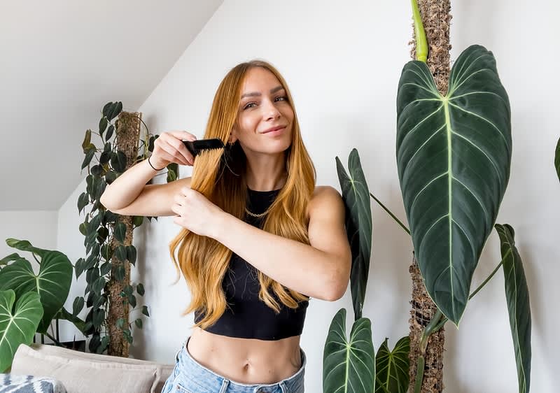 Frau beim Haare kämmen