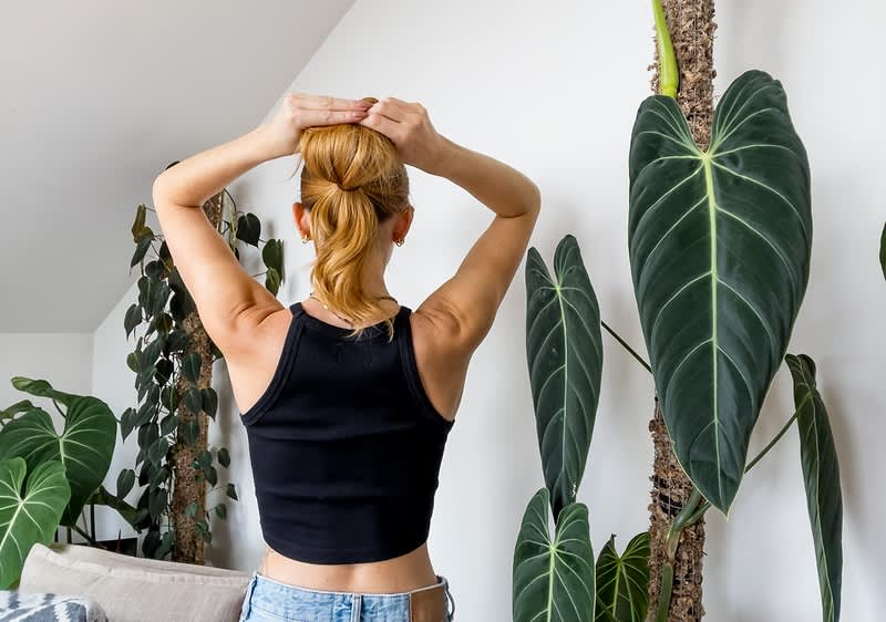 Frau bindet lockeren Dutt