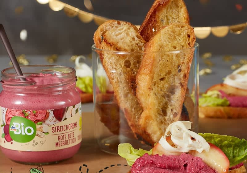 Silvester Häppchen: Crostini mit Rote-Bete-Aufstrich und Apfel