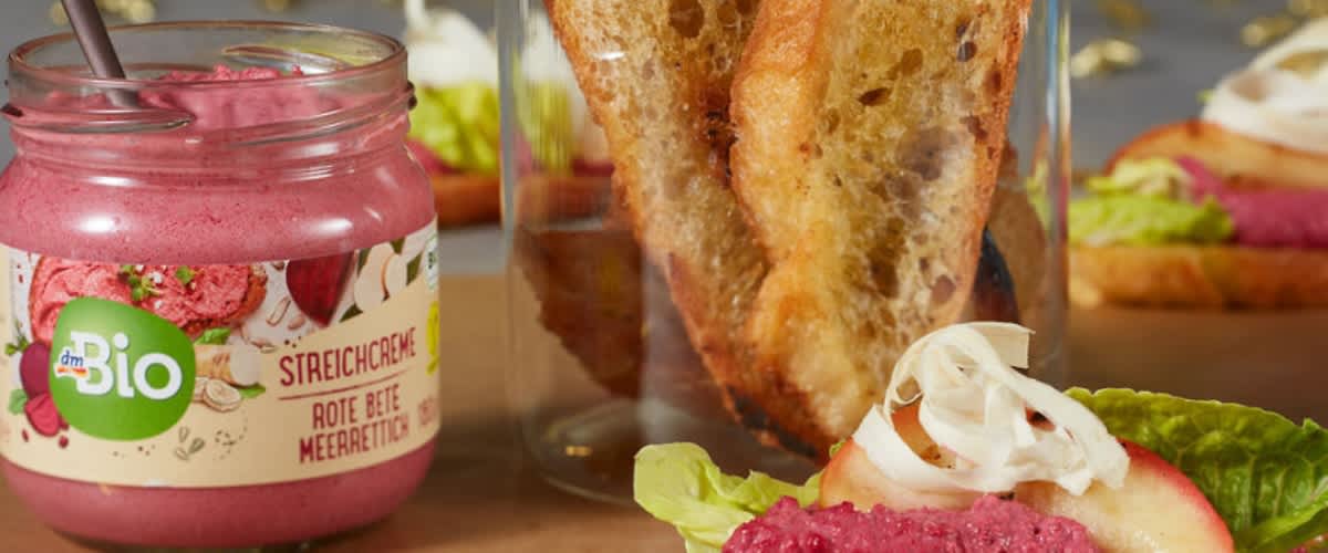 Silvester Häppchen: Crostini mit Rote-Bete-Aufstrich und Apfel