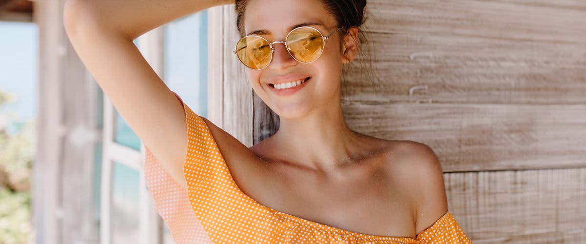 Lächelnde Frau mit Sonnenbrille