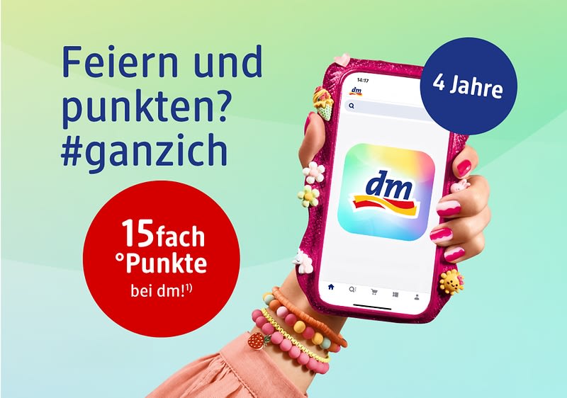 Eine Hand mit bunten Armbändern hält ein Smartphone mit dm-Logo. Text: „Feiern und punkten? #ganzich“, „4 Jahre“, „15fach °Punkte bei dm!“