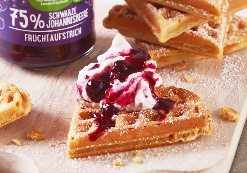 Vanille-Waffeln mit Schlagsahne und Johannisbeer-Topping 