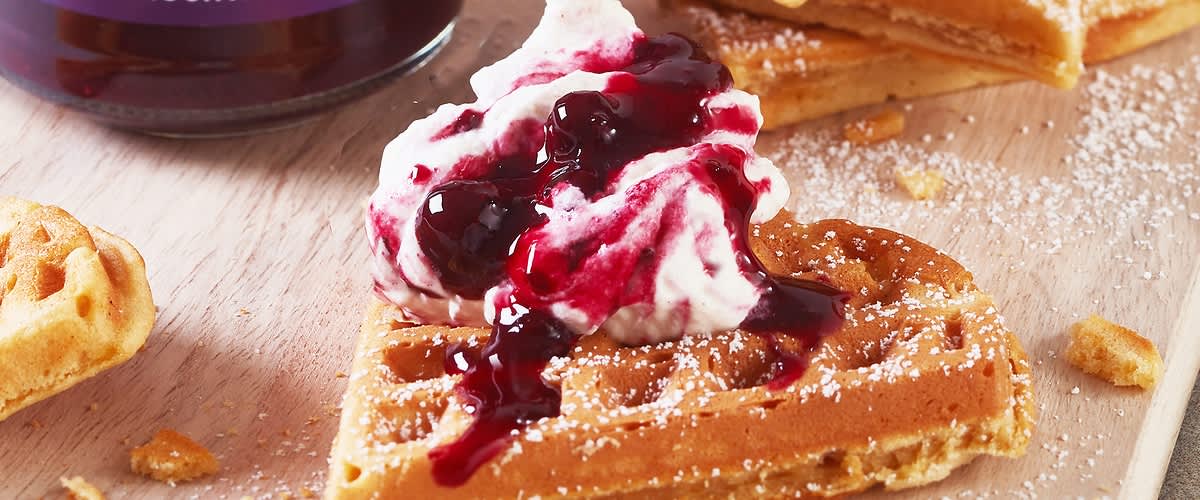 Vanille-Waffeln mit Schlagsahne und Johannisbeer-Topping 