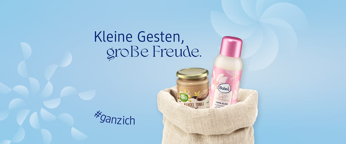 Ein beiger Nikolaussack enthält ein Glas Bio-Mandel-Tonka-Creme und eine Balea Creme-Öl-Dusche mit rosa Deckel, daneben der Text „Kleine Gesten, große Freude“ und der Hashtag „#ganzich“ auf blauem Hintergrund