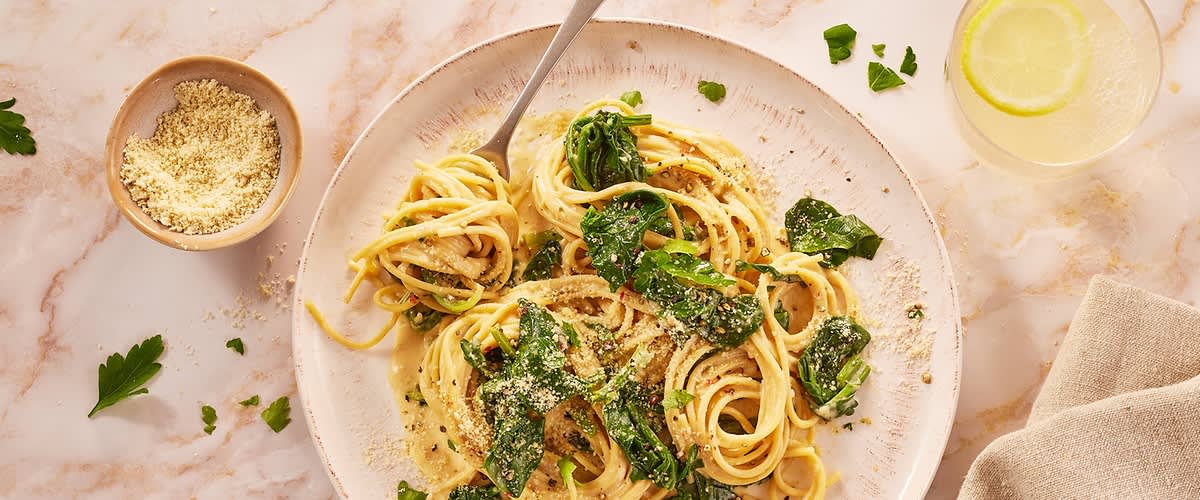 Spaghetti Cashew Carbonara mit Spinat