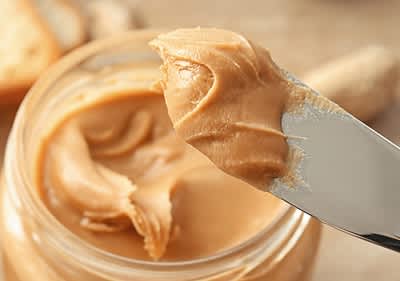 Erdnussbutter auf Messer