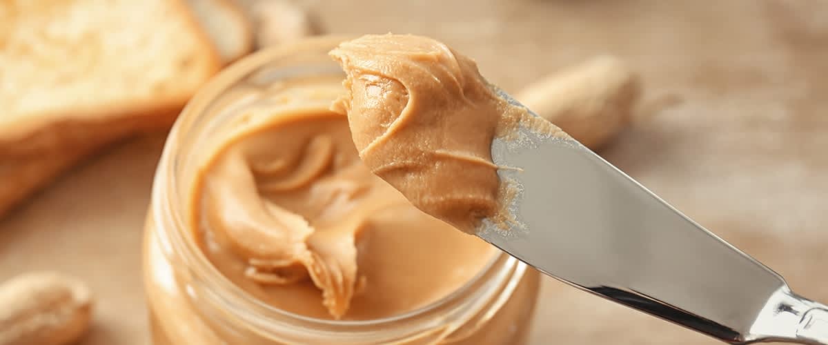 Erdnussbutter auf Messer