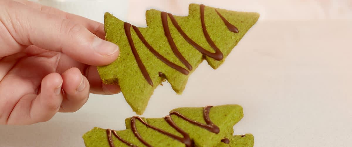 Vegane Matcha Tannenbaum-Cookies