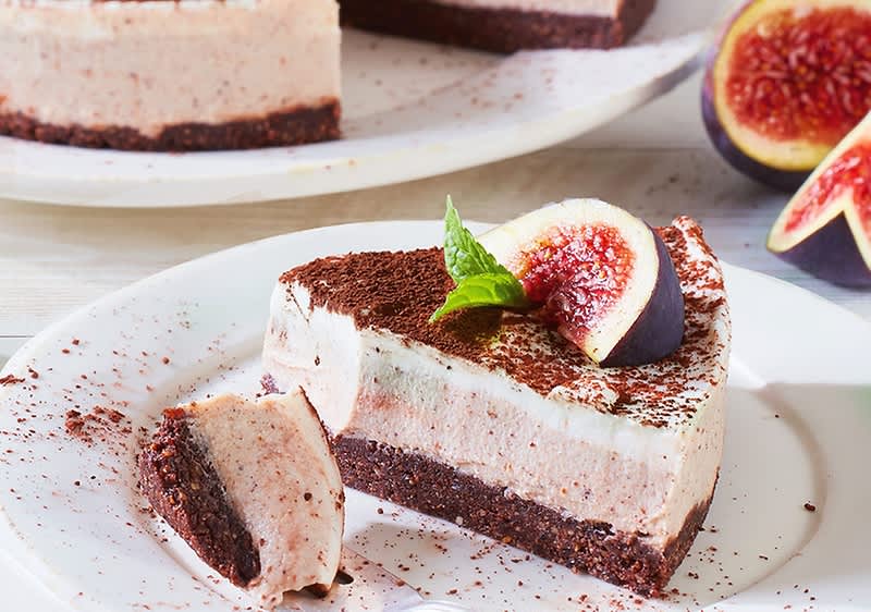 Veganer Cheesecake mit Dattel-Nuss-Boden