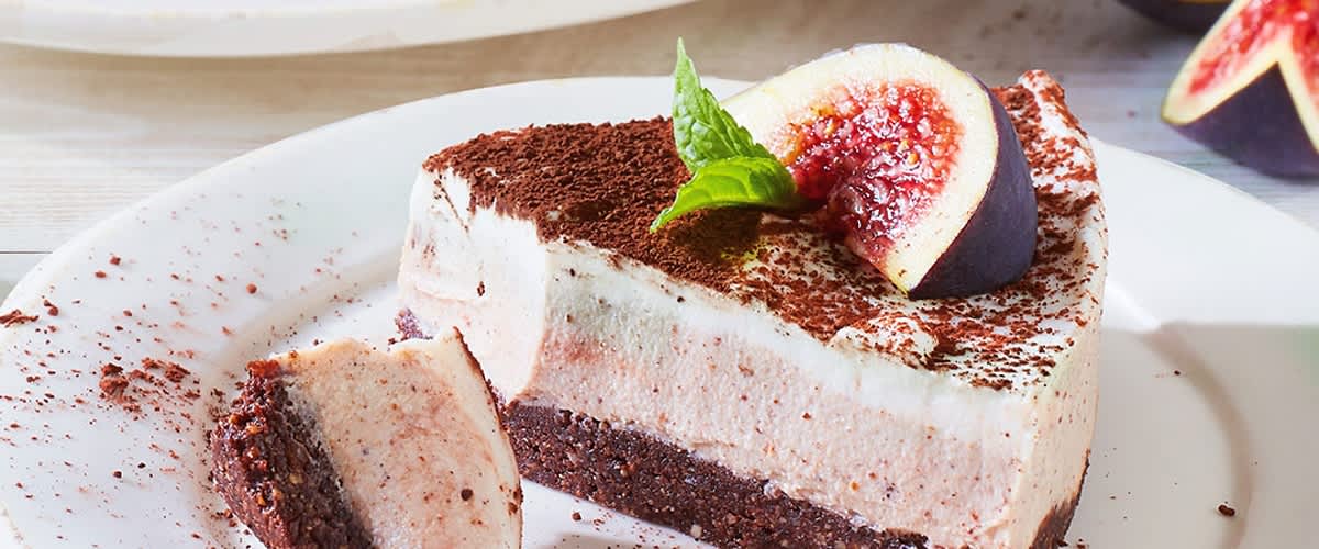 Veganer Cheesecake mit Dattel-Nuss-Boden