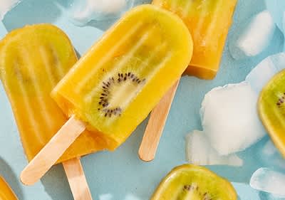 Veganes Mango-Eis mit Kiwistücken