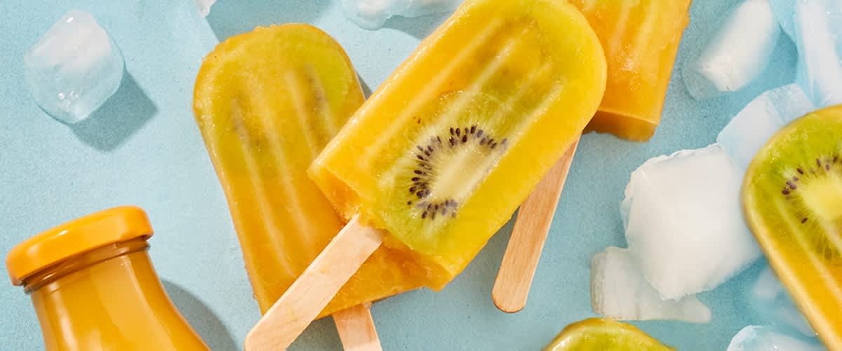 Veganes Mango-Eis mit Kiwistücken