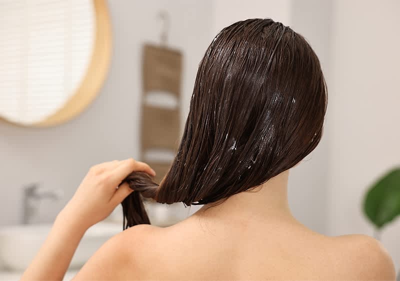 Frau mit nassen Haaren im Badezimmer