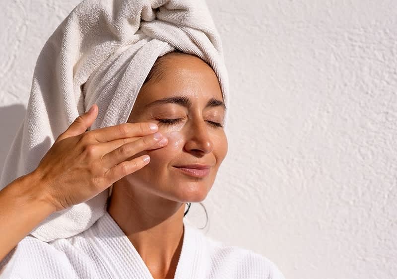 Frau mit Handtuch auf dem Kopf und Bademantel