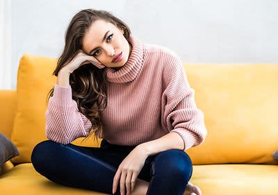 Frau auf Couch, die sich langweilt