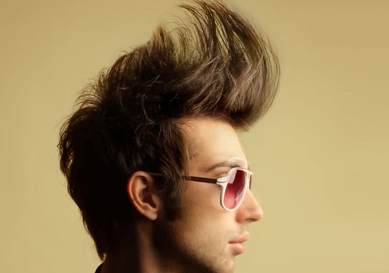 Mann mit hochgestylten Haaren und rosa Sonnebrille