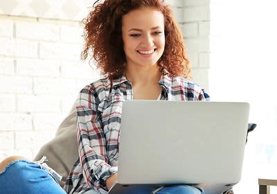 Frau mit Laptop 