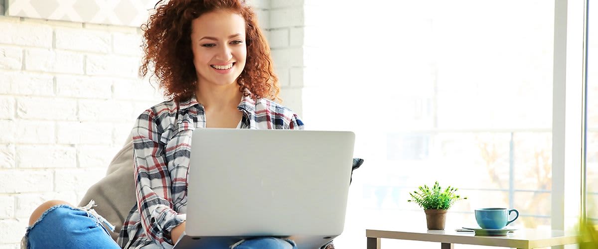 Frau mit Laptop