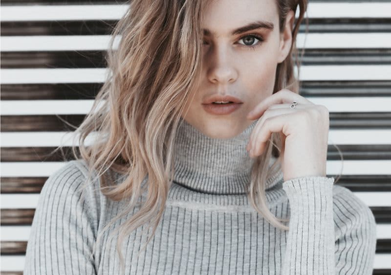 Frau mit blonden Haaren