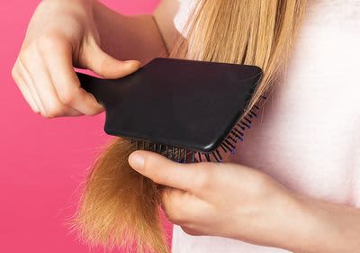 Frau bürstet Haare