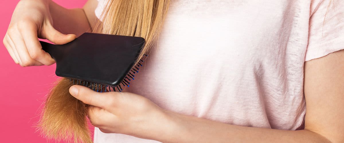 Frau bürstet Haare