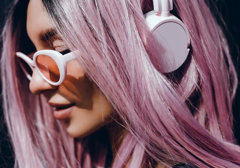 Frau mit pinken Haaren